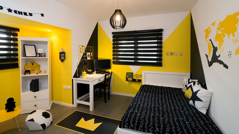חדר ילד עם קירות צהובים